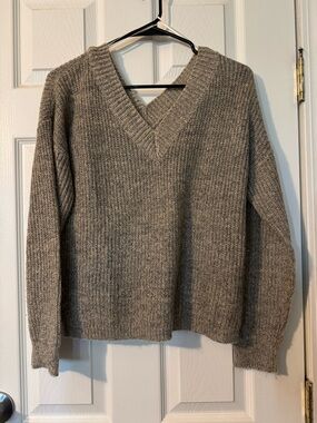 Woman’s V-Neck Knit Sweater in Heather Gray
